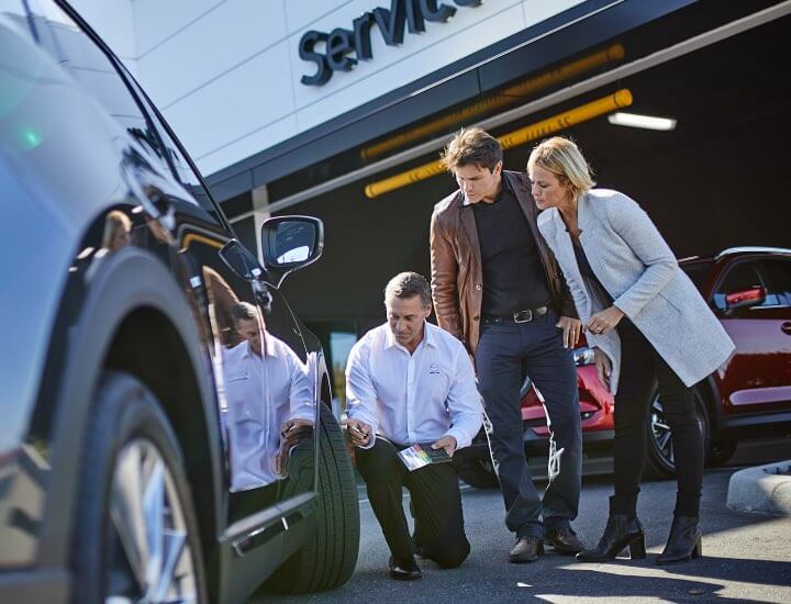  Service Manager Explaining Tire Wear to Customers